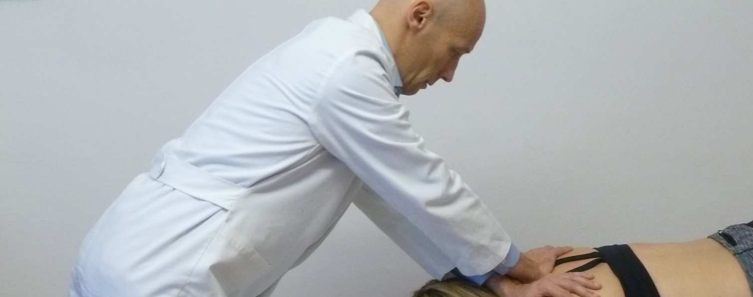Paolo Leone tratta il dorso alto e la base del collo di una paziente prona