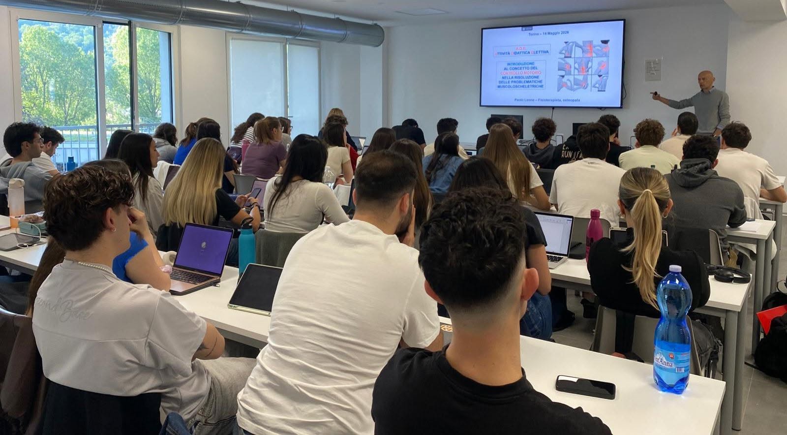 Aula durante una lezione del corso, con i partecipanti ai banchi