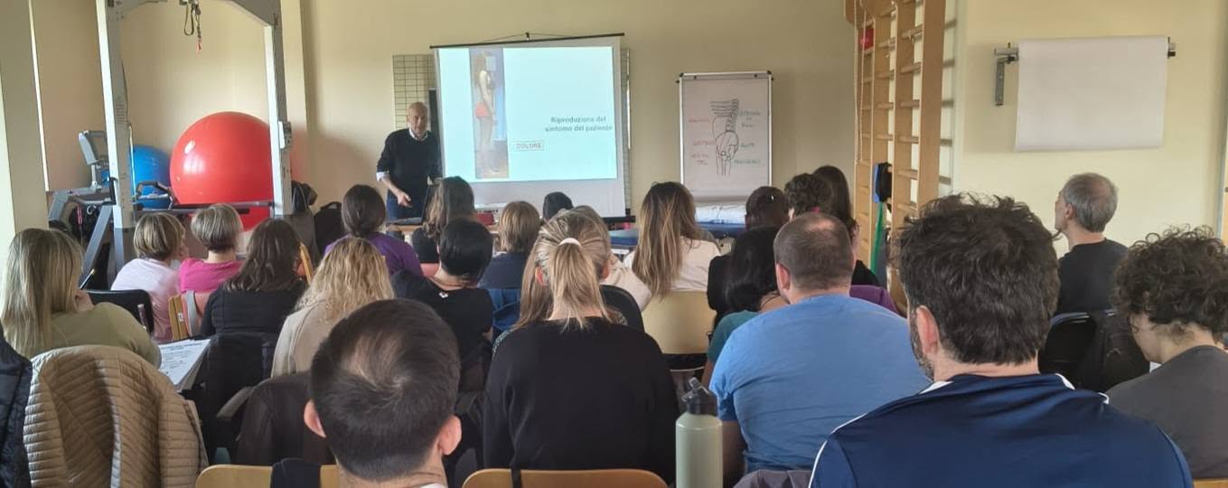 Partecipanti al corso seguono la proiezione in aula