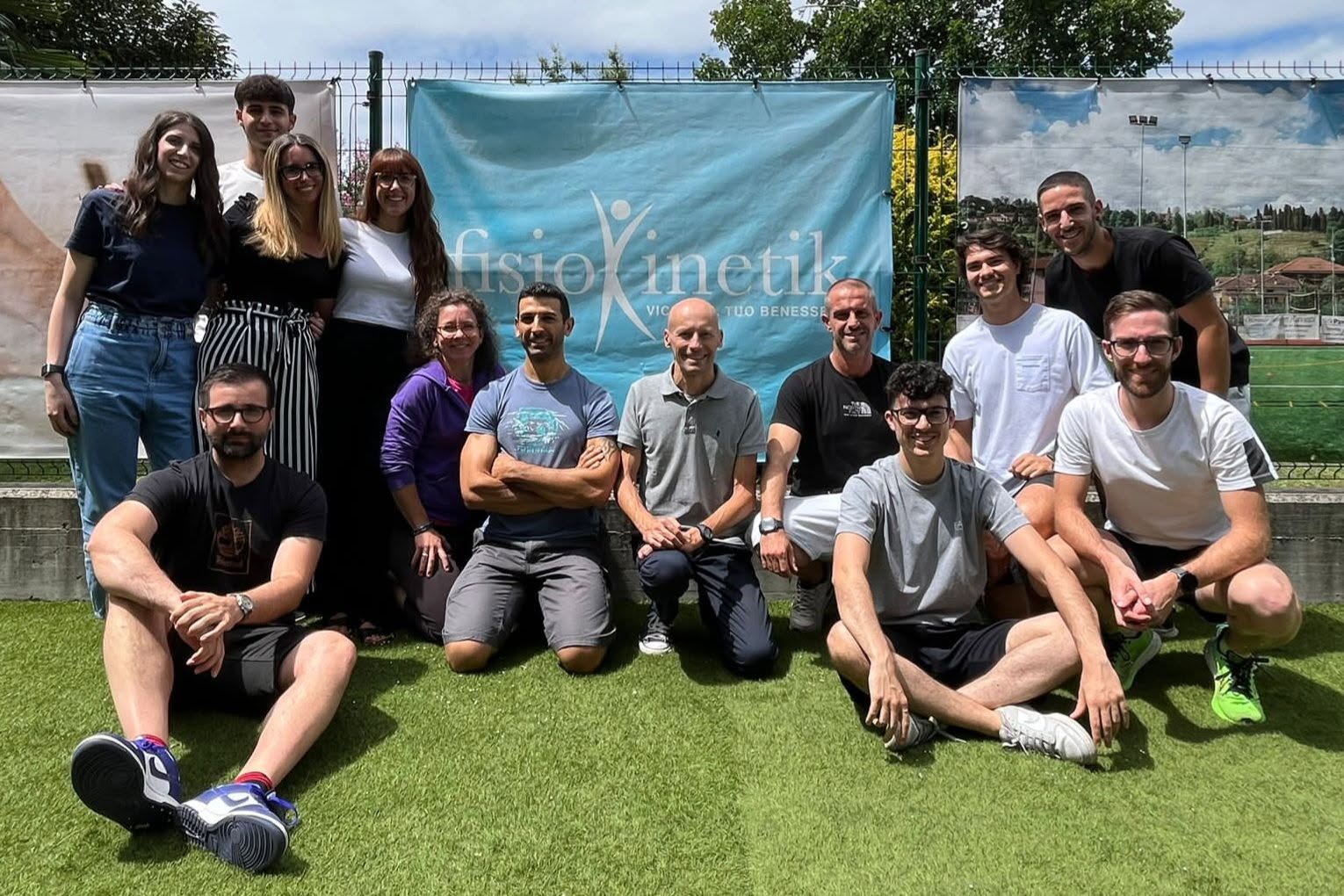 Foto di gruppo dei partecipanti all'aperto