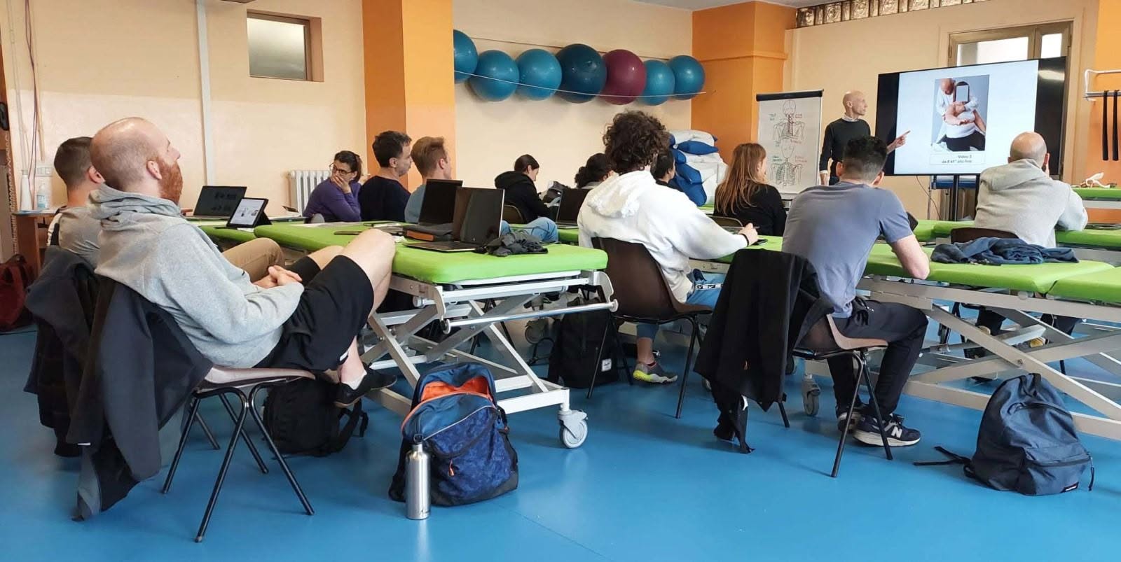 Prova pratica a coppie sui lettini durante il corso