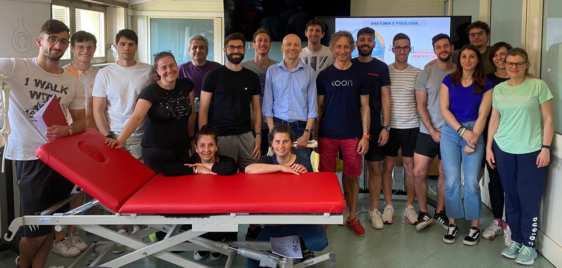 Foto di gruppo dei partecipanti accanto al lettino