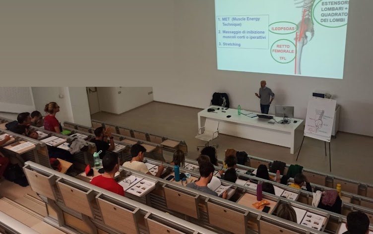 Paolo Leone in aula durante una docenza